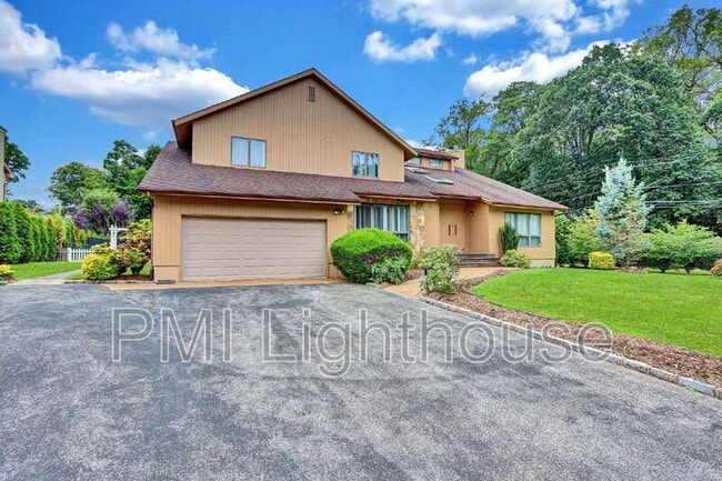 2 Carlyle Dr in Glen Cove, NY - Building Photo - Building Photo