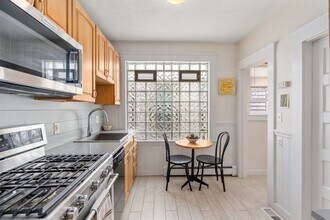 75 Brook St, Unit 11 in Brookline, MA - Building Photo - Building Photo