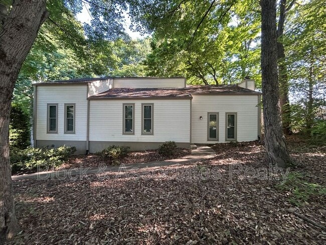 property at 906 Forestglen Dr