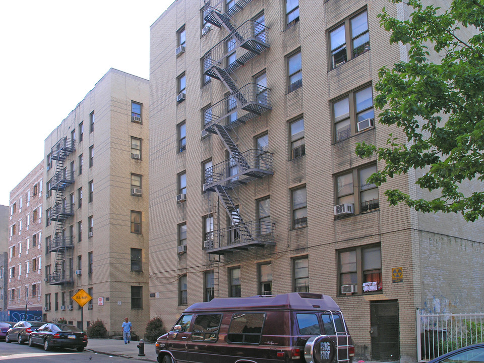 2345 Tiebout Ave in Bronx, NY - Building Photo