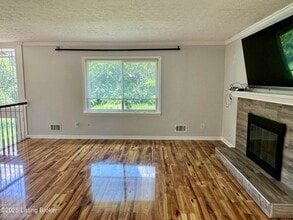 9218 Axminster Dr in Jeffersontown, KY - Building Photo - Building Photo
