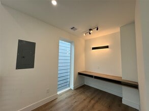 2209 Staples St in Houston, TX - Building Photo - Building Photo