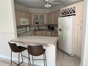 5161 Collins Ave, Unit 214 in Miami Beach, FL - Building Photo - Building Photo