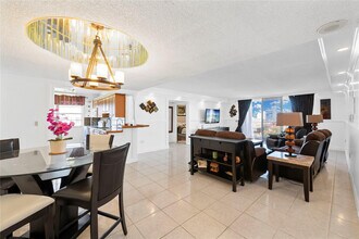 2801 NE 183rd St in Aventura, FL - Foto de edificio - Building Photo