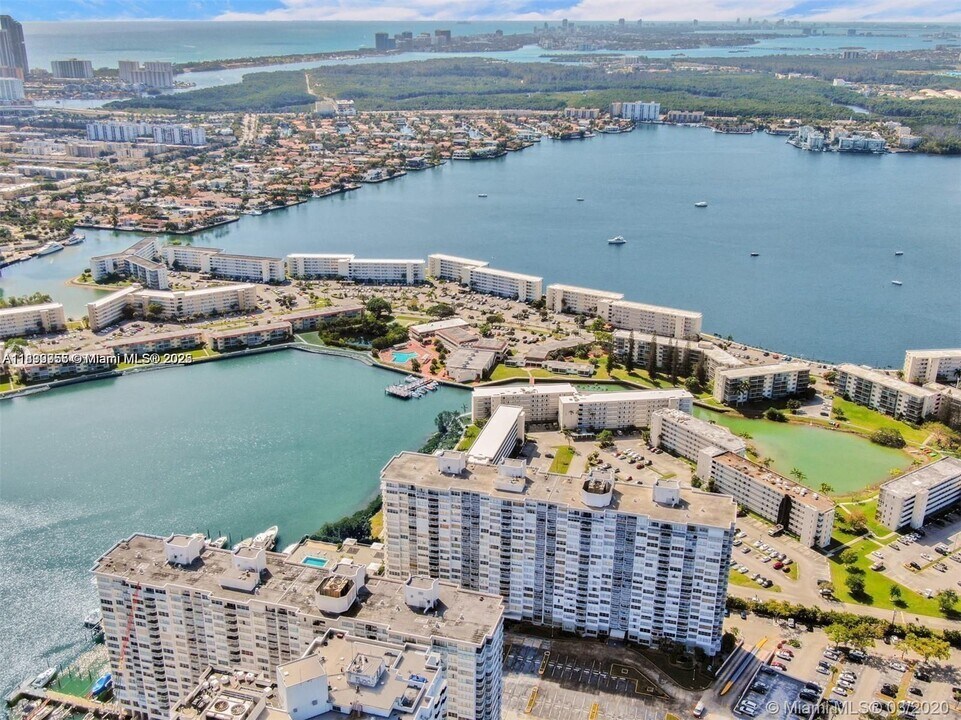 2861 Leonard Dr in Aventura, FL - Building Photo