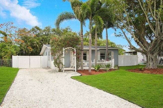 property at 601 N Pennock Ln