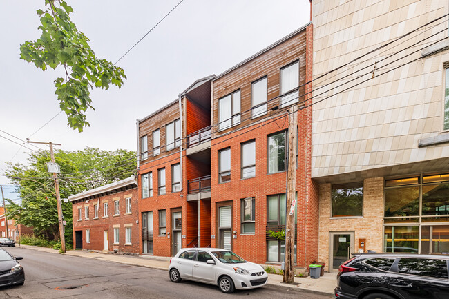 2013-2045 Montcalm Rue in Montréal, QC - Building Photo - Building Photo