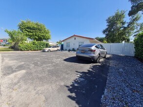 970 NE 40th St in Oakland Park, FL - Building Photo - Building Photo