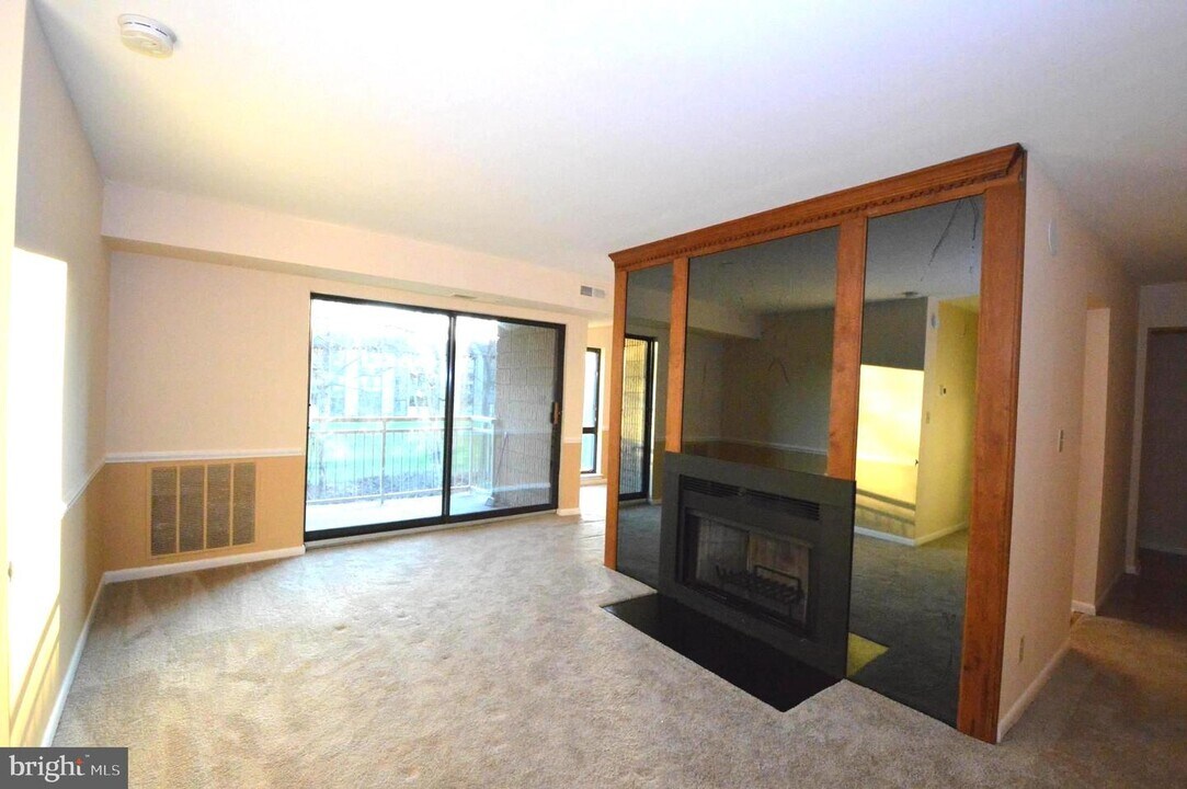 5923 Tamar Dr-Unit -6P18 in Columbia, MD - Building Photo