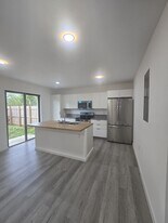 568 NW 7th St in Florida City, FL - Building Photo