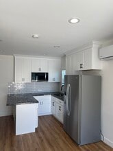 12321 Bombardier Ave in Norwalk, CA - Foto de edificio - Building Photo