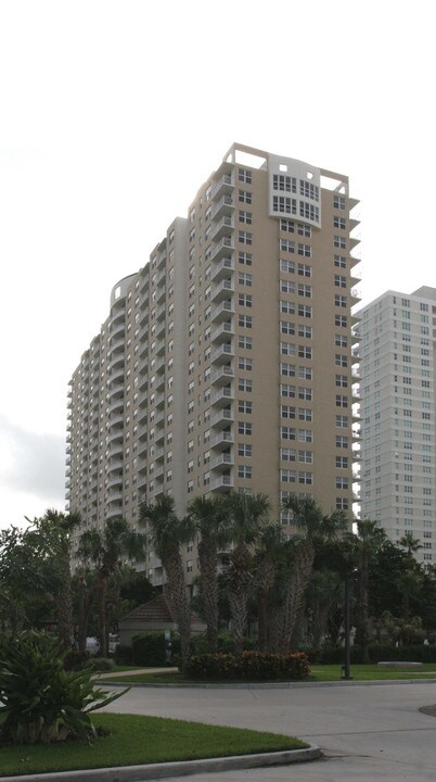 Isola in Miami, FL - Building Photo