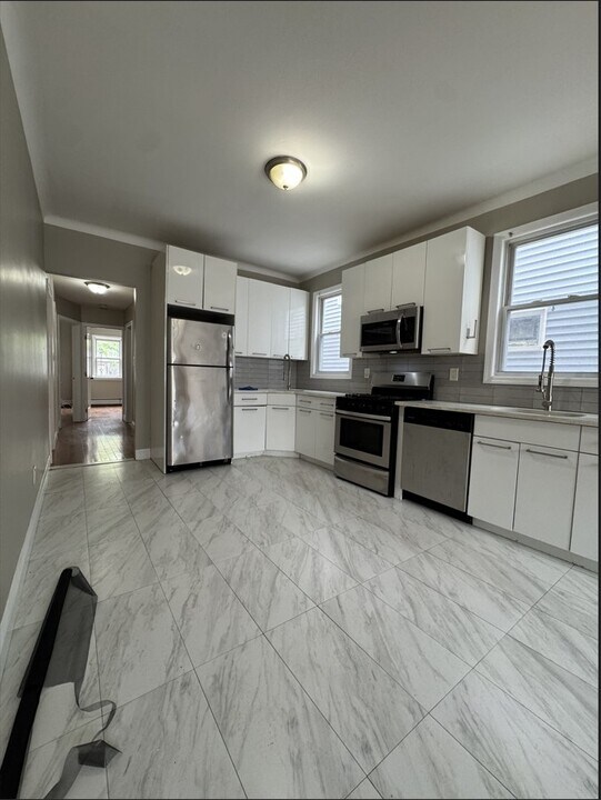 300 Chapel Ave, Unit 1 in Jersey City, NJ - Building Photo