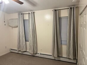 565 Quaker Ln, Unit 127 in West Warwick, RI - Building Photo - Building Photo