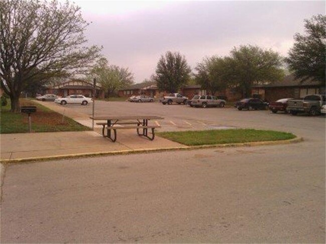 137 Shirley Courts in Breckenridge, TX - Building Photo - Building Photo