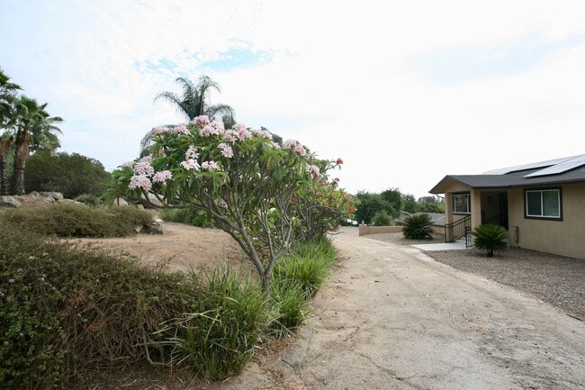 9978 Valle Caballo Ln in El Cajon, CA - Building Photo - Building Photo