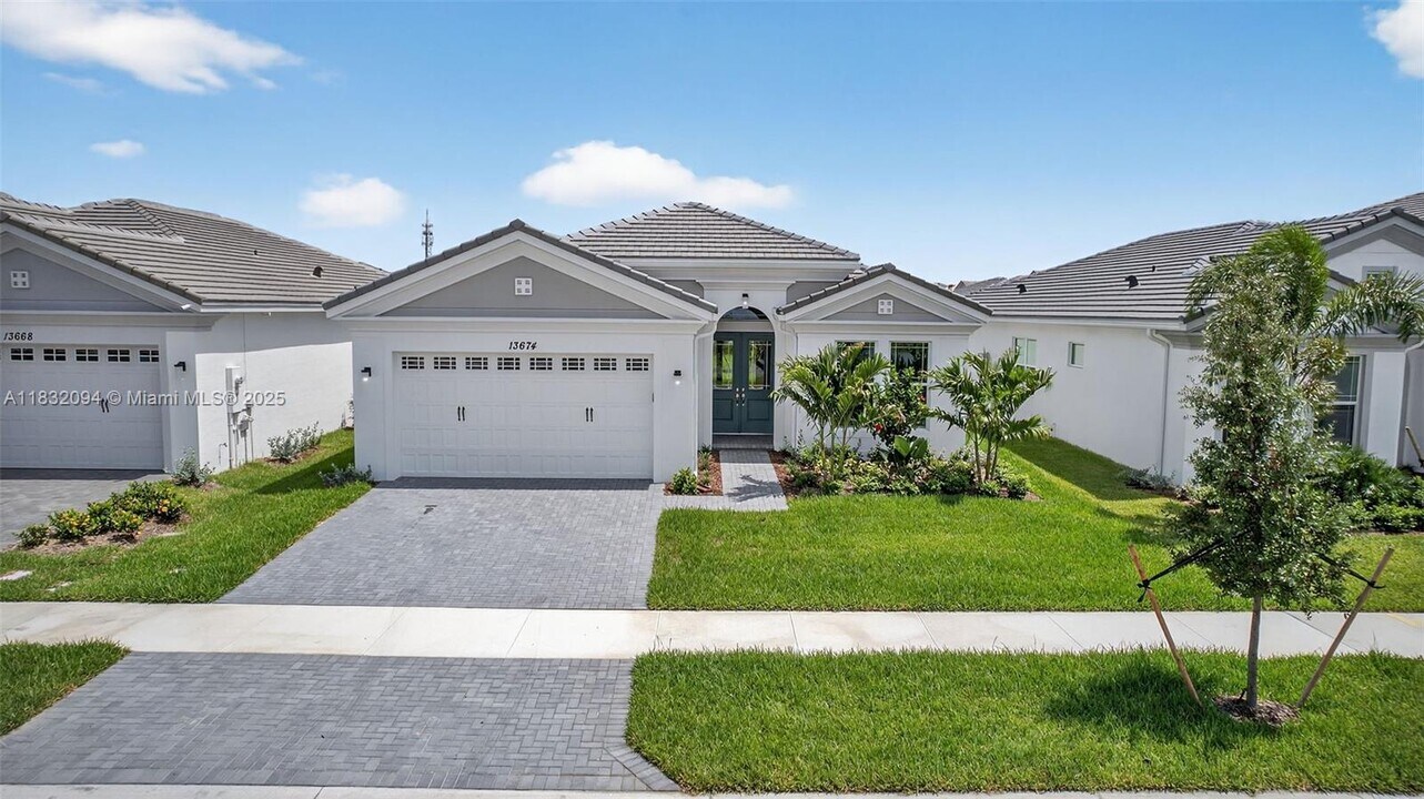 13674 Spruce Pne Dr in Westlake, FL - Building Photo