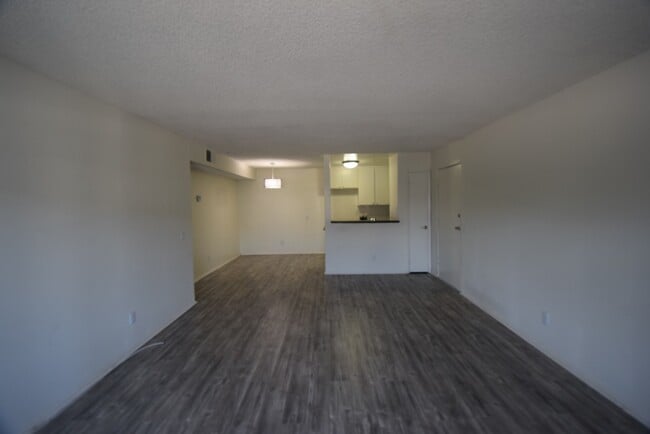 13800 Sherman Way in Los Angeles, CA - Building Photo - Building Photo