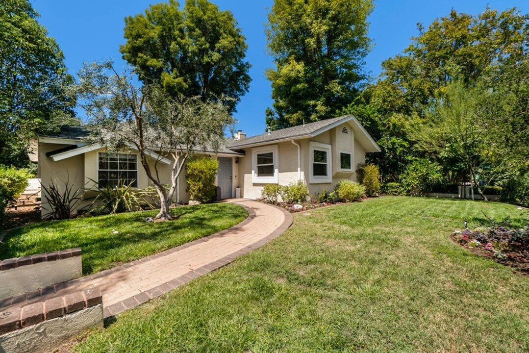 5163 Don Pio Dr in Los Angeles, CA - Building Photo