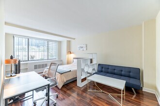 1121 ARLINGTON, Unit 422 in Arlington, VA - Foto de edificio - Building Photo