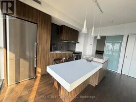 101 Charles St E in Toronto, ON - Building Photo