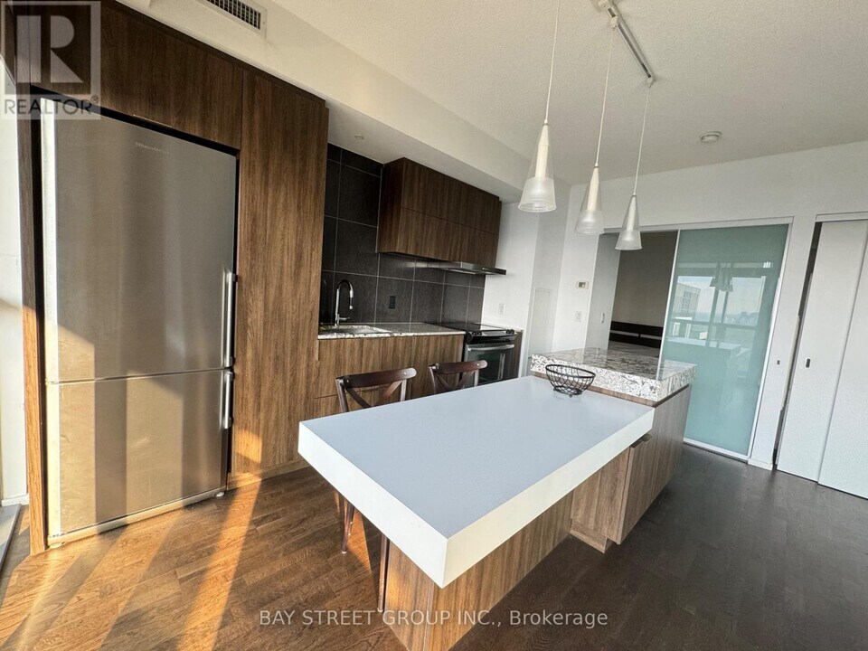 101 Charles St E in Toronto, ON - Building Photo