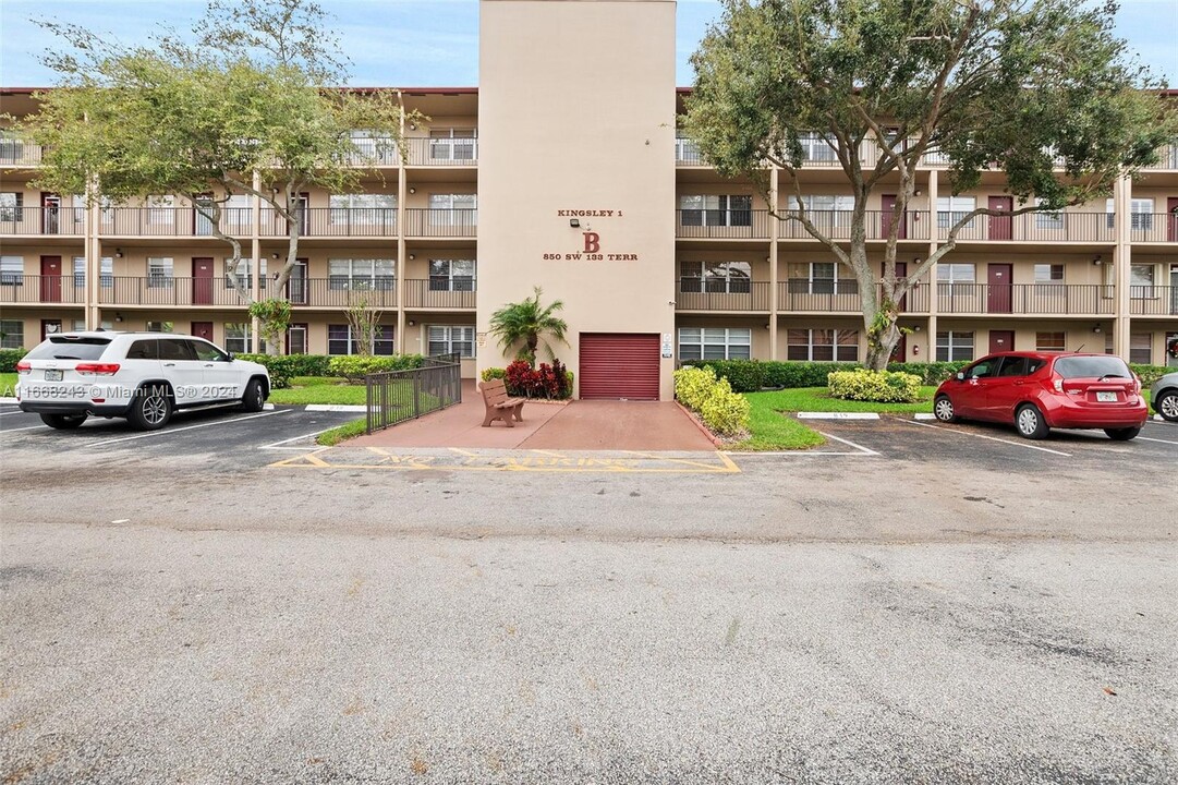 850 SW 133rd Terrace in Pembroke Pines, FL - Building Photo