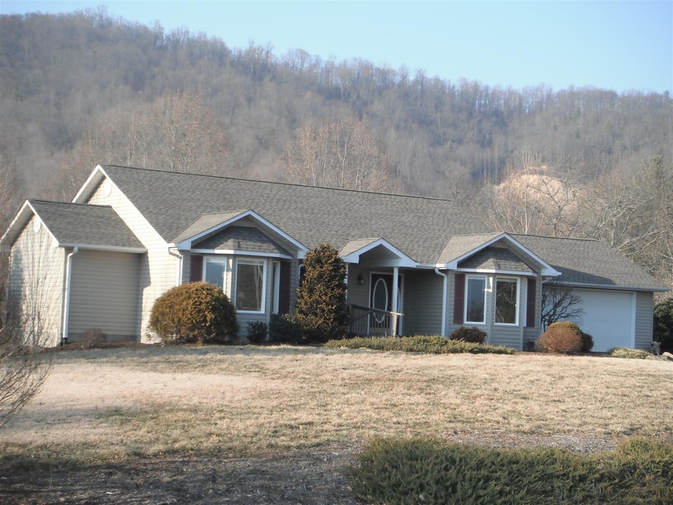 847 Jackson Rd in Fletcher, NC - Building Photo