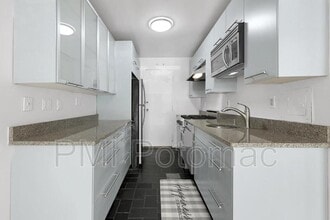 10201 Grosvenor Pl in Rockville, MD - Building Photo - Building Photo