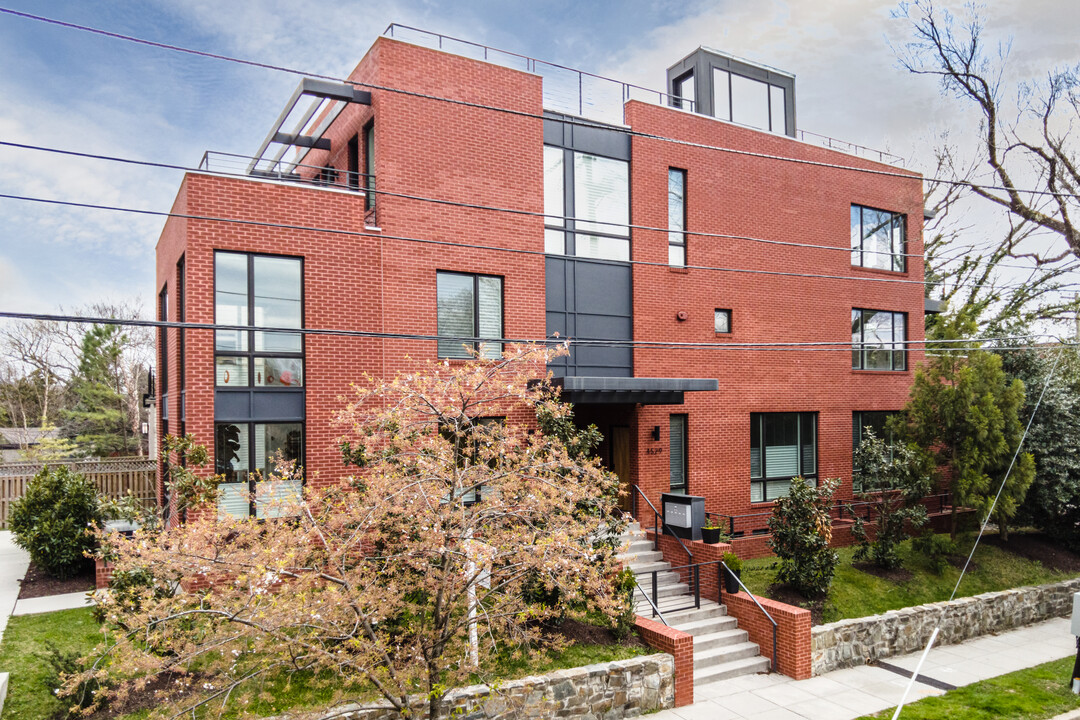 4529 MacArthur Blvd, NW in Washington, DC - Building Photo