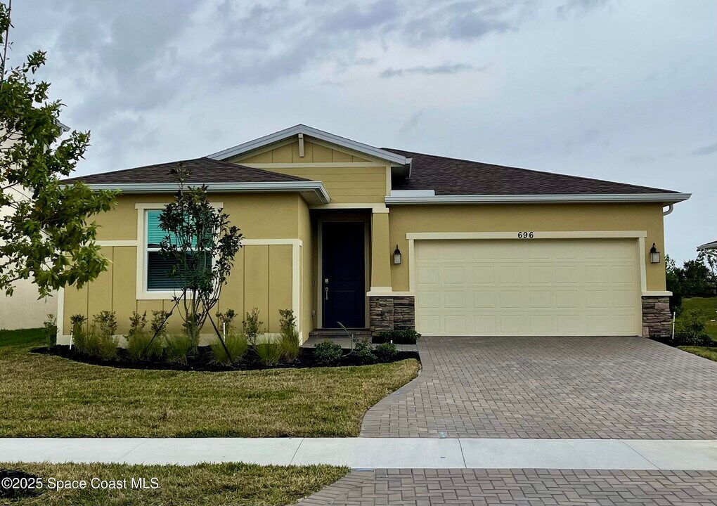 696 Veridian Cir NW in Palm Bay, FL - Building Photo