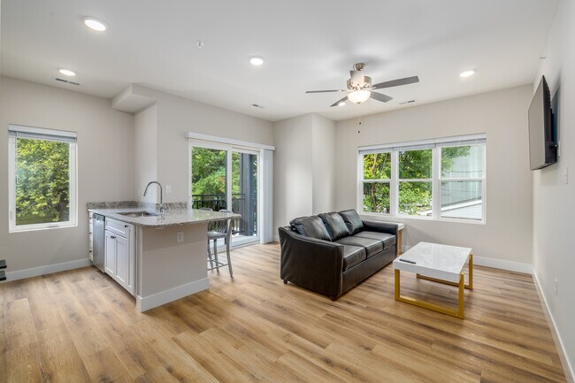 305 W Washington St in Champaign, IL - Foto de edificio - Interior Photo