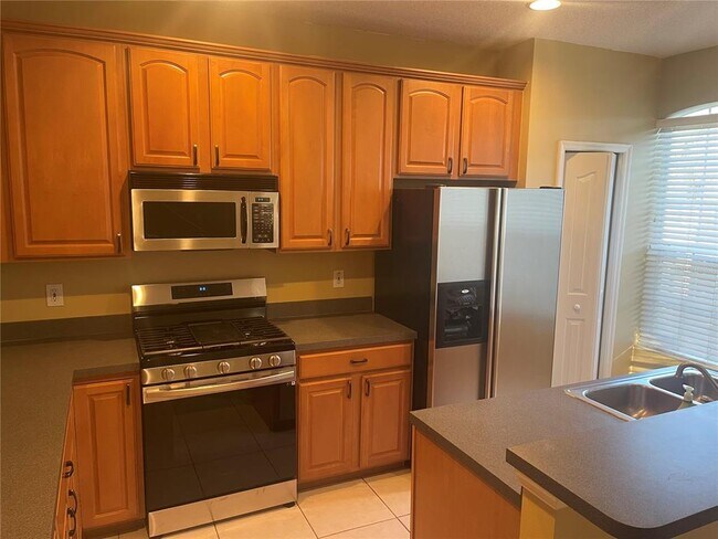 3002 Pointeview Dr in Tampa, FL - Building Photo - Building Photo