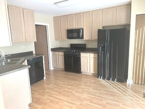 3184 Impressions Dr in Lake In The Hills, IL - Building Photo - Building Photo