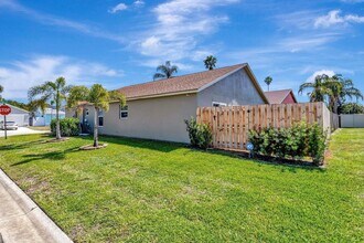 1439 Waterway Cove Dr in Wellington, FL - Building Photo - Building Photo