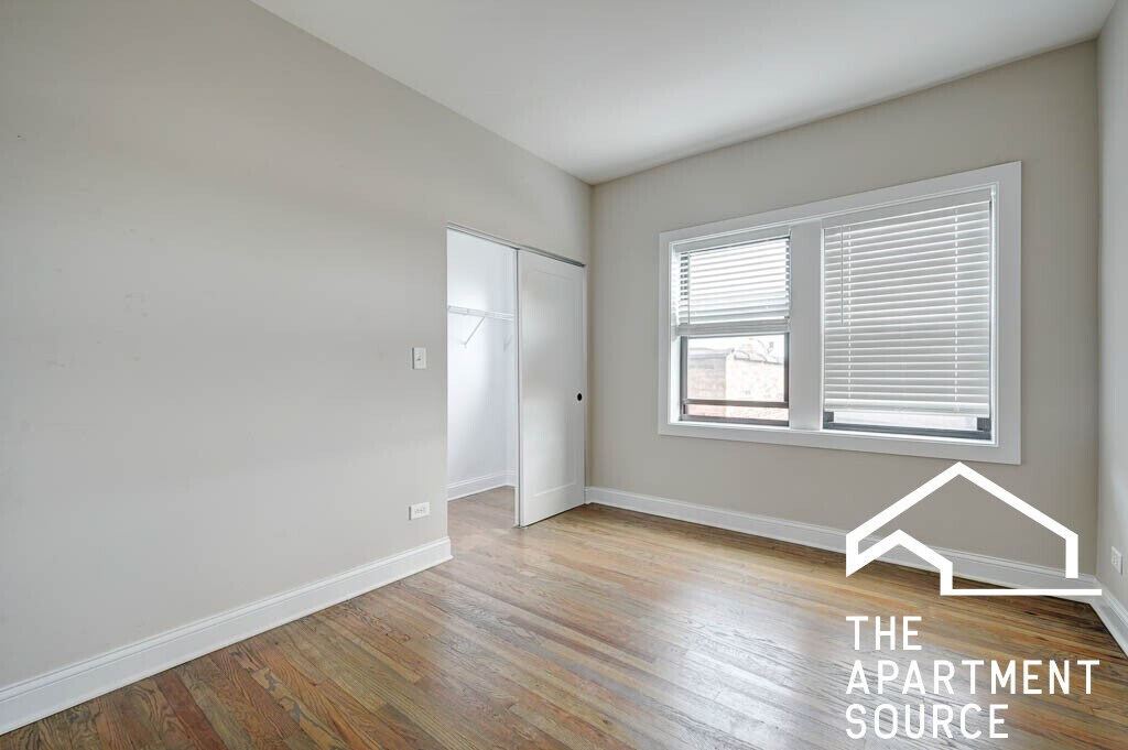 3407 W Fullerton Ave, Unit 2C in Chicago, IL - Foto de edificio