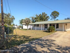 100 10th St in Interlachen, FL - Building Photo