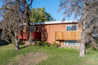 816 Mcneill Rd NE in Calgary, AB - Building Photo - Primary Photo