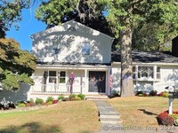 36 Oak St in Westport, CT - Foto de edificio - Building Photo