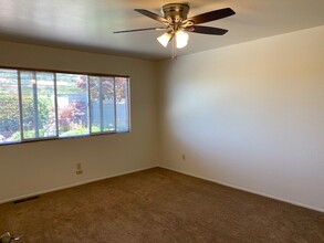 1552 Gladstone Way in Rohnert Park, CA - Building Photo - Building Photo