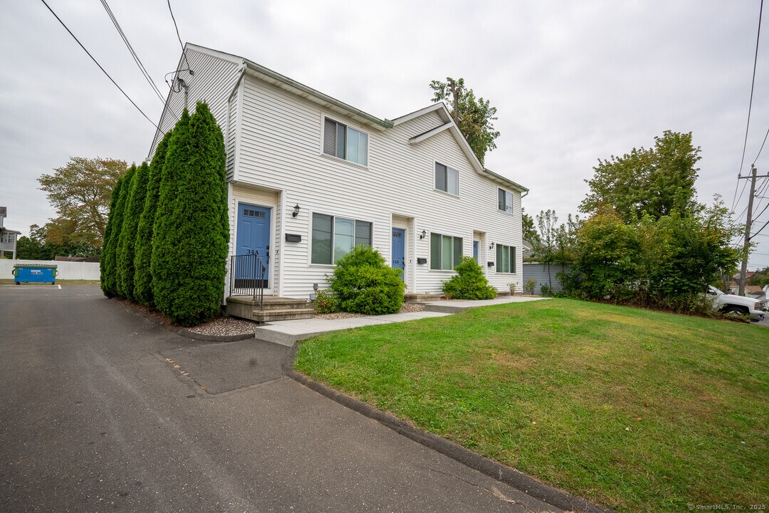 34 James St in Danbury, CT - Building Photo