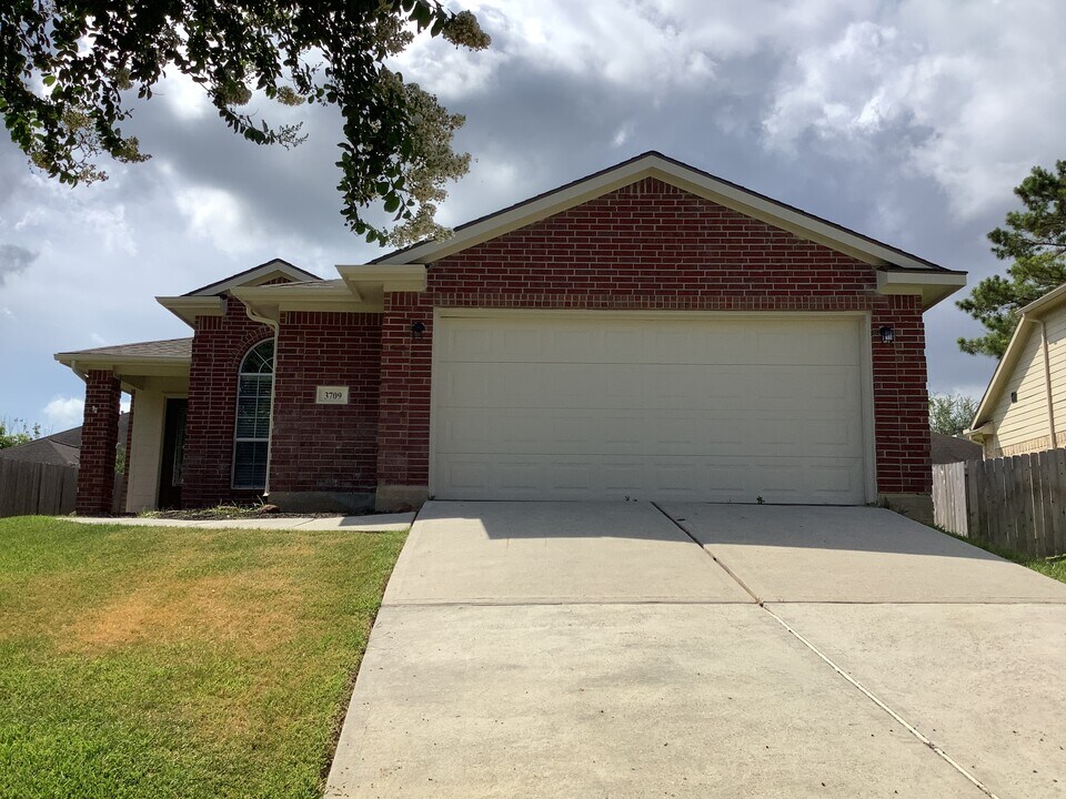 3709 Breckenridge Dr in Montgomery, TX - Building Photo
