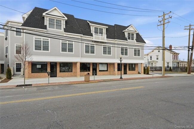 180 Deer Park Ave, Unit 201 in Babylon, NY - Building Photo - Building Photo