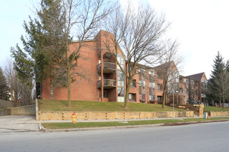 Country Hill Villas in Kitchener, ON - Building Photo - Building Photo