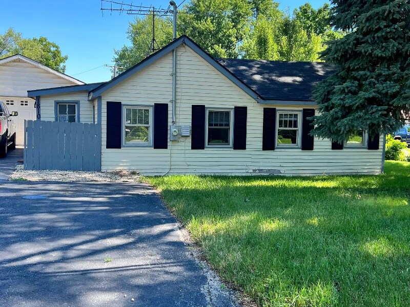 1810 Main St Rd in Spring Grove, IL - Building Photo