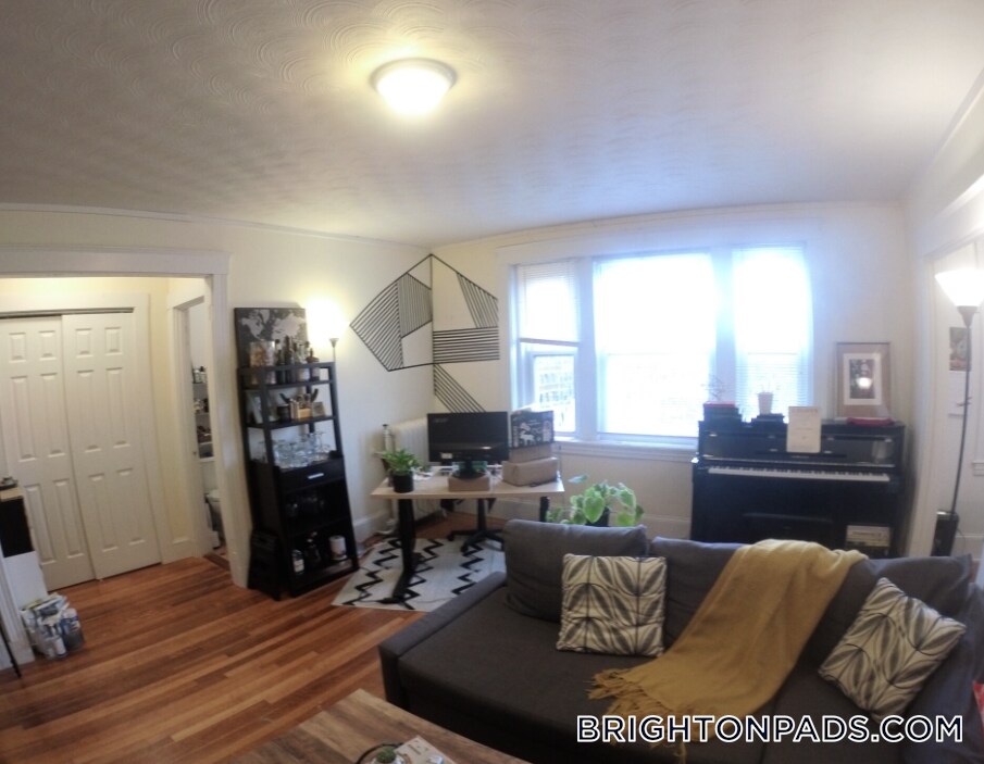 1615 Commonwealth Ave in Boston, MA - Building Photo