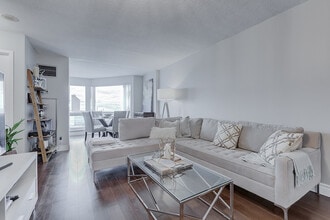 10 Yonge St in Toronto, ON - Building Photo - Building Photo