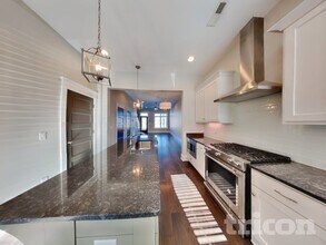 6817 Charlotte Pike in Nashville, TN - Foto de edificio - Building Photo