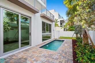 11 SE 11th Ave in Fort Lauderdale, FL - Building Photo - Building Photo