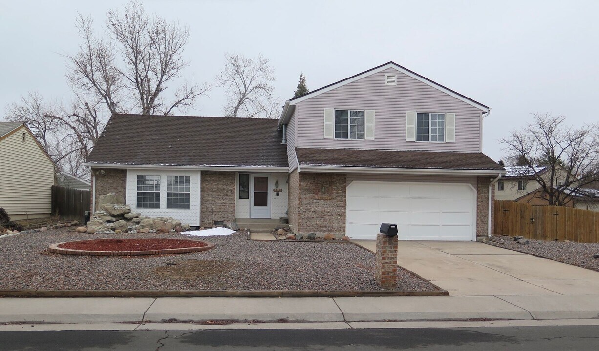 2272 S Dearborn St in Aurora, CO - Building Photo